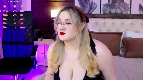 Snapshot of your_dream_nancy chatting on October 17, 1:25 pm Nancy online show from October 17, 1:25 pm