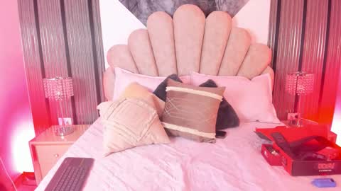 Snapshot of your_slutty_doll_ chatting on October 17, 11:19 pm Danna  online show from October 17, 11:19 pm