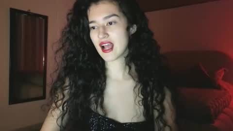 yourdreamgirl2025 online show from April 14, 12:00 am