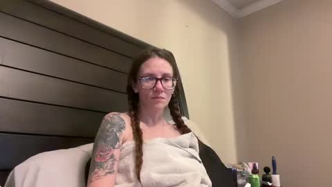 yourstrulylivy online show from December 15, 5:45 am