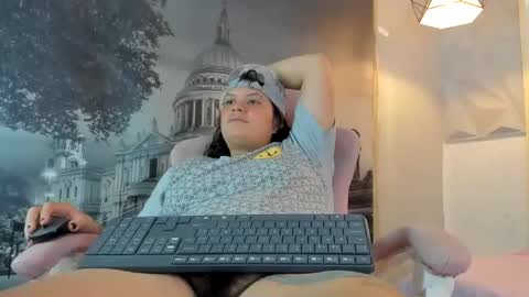 Snapshot of yumandsay chatting on October 8, 2:38 am Snowflake online show from October 8, 2:38 am