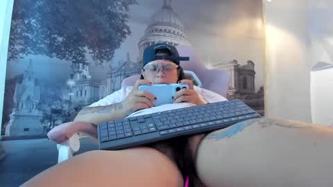 Snapshot of yumandsay chatting on October 3, 4:17 am Snowflake online show from October 3, 4:17 am