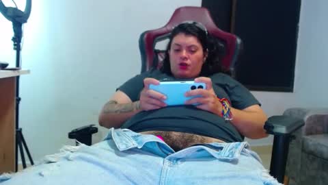 Snapshot of yumandsay chatting on October 12, 2:25 am Snowflake online show from October 12, 2:25 am