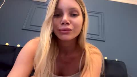 Snapshot of yvonna_ chatting on January 18, 2:55 pm yvonna_ online show from January 18, 2:55 pm