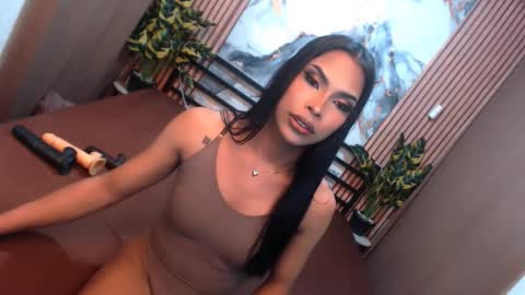 yvonnellvs online show from February 14, 7:27 pm