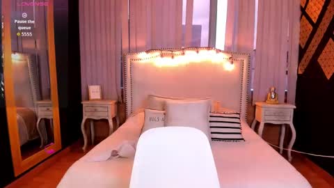 zara_smtih online show from September 29, 11:48 am