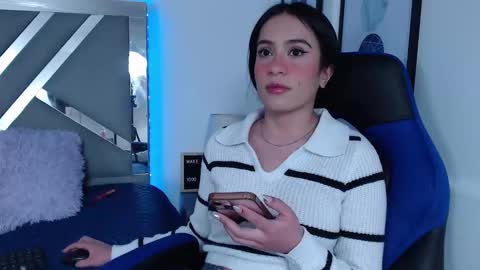 Snapshot of zaradames_ chatting on December 18, 4:09 am zaradames_ online show from December 18, 4:09 am