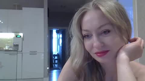 Snapshot of zarinaswift chatting on December 10, 4:45 am Zarina Swift online show from December 10, 4:45 am