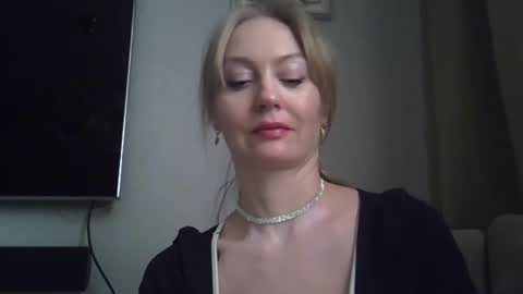 Snapshot of zarinaswift chatting on December 7, 9:17 am Zarina Swift online show from December 7, 9:17 am