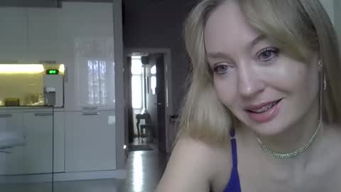 Snapshot of zarinaswift chatting on January 22, 4:44 am Zarina Swift online show from January 22, 4:44 am