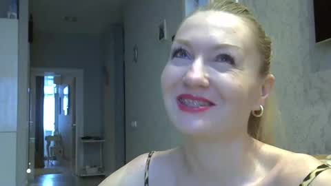 Snapshot of zarinaswift chatting on January 18, 4:26 am Zarina Swift online show from January 18, 4:26 am