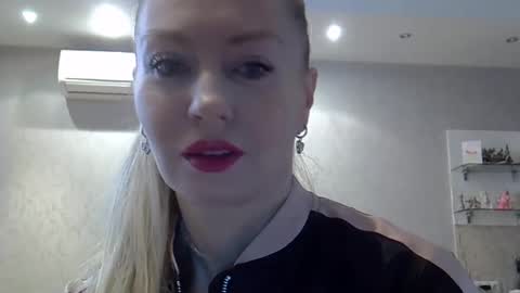 Snapshot of zarinaswift chatting on February 28, 4:43 am Zarina Swift online show from February 28, 4:43 am
