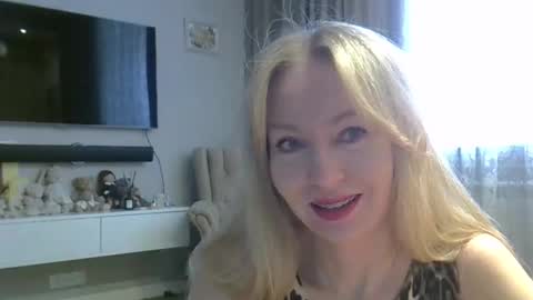 Snapshot of zarinaswift chatting on February 6, 5:03 am Zarina Swift online show from February 6, 5:03 am