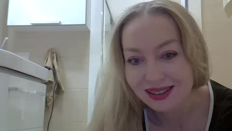 Snapshot of zarinaswift chatting on January 27, 4:41 am Zarina Swift online show from January 27, 4:41 am