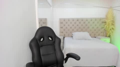 Zarina Waynne online show from December 5, 8:43 pm