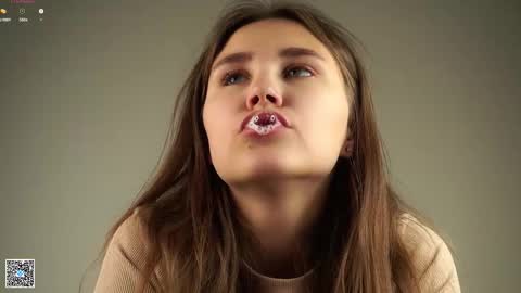 Snapshot of zeldaes chatting on October 3, 1:11 am Emilia online show from October 3, 1:11 am