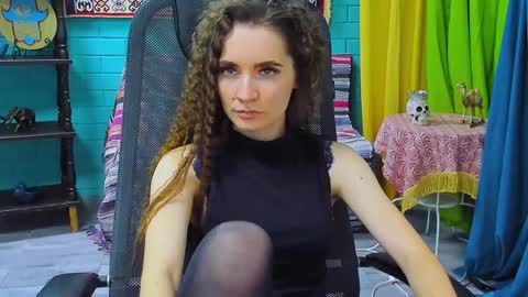 zianichols online show from January 28, 12:43 pm