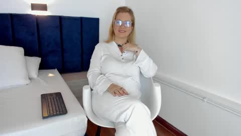 Zoe  online show from December 4, 11:30 am