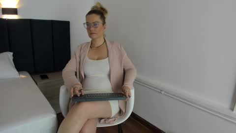 Zoe  online show from December 6, 11:22 am