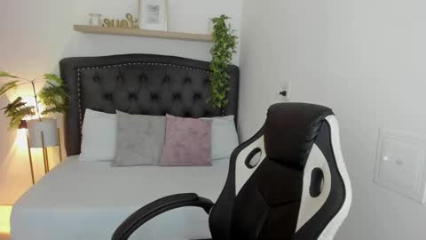 Zoe  online show from January 14, 12:03 pm