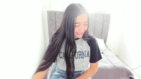 zoe_jones7 online show from December 14, 1:27 pm
