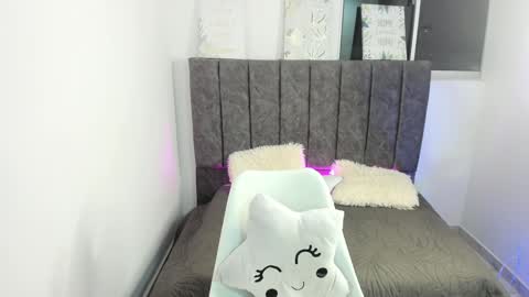 zoe_jones7 online show from December 28, 2:54 am
