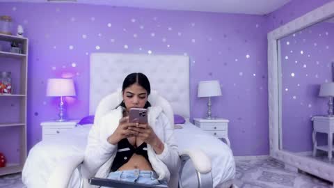 Snapshot of zoe_kravitx chatting on February 18, 3:53 am CAMILA online show from February 18, 3:53 am