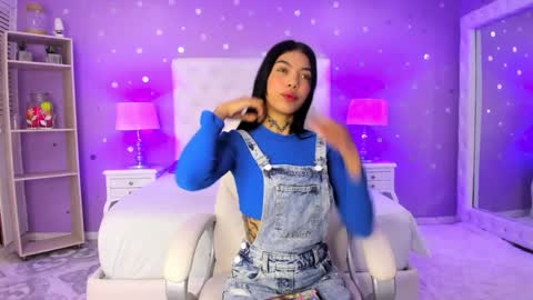Snapshot of zoe_kravitx chatting on February 4, 3:44 am CAMILA online show from February 4, 3:44 am