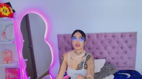 zoe_kravitx_ online show from March 30, 8:14 am