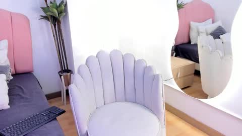 zoe lee    online show from September 11, 11:21 am