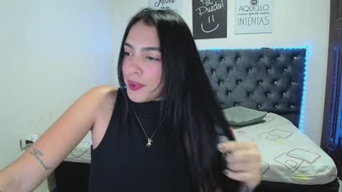 Snapshot of zoe_medina chatting on January 3, 5:06 am online show from January 3, 5:06 am