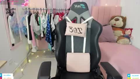 zoe_sullivan_ online show from February 3, 9:25 am