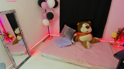 zoe_sullivan_ online show from December 6, 9:21 am