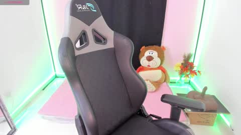 zoe_sullivan_ online show from December 27, 9:28 am