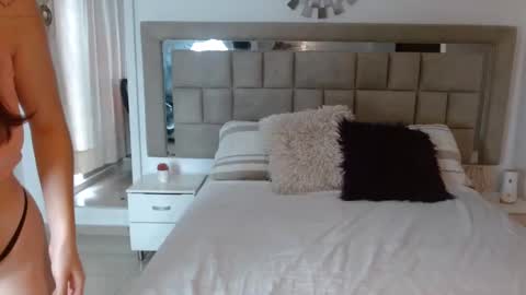 Snapshot of zoecruzz chatting on February 6, 2:26 pm ZOE online show from February 6, 2:26 pm