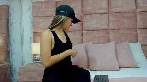 ZoeWilliis online show from September 18, 12:47 pm