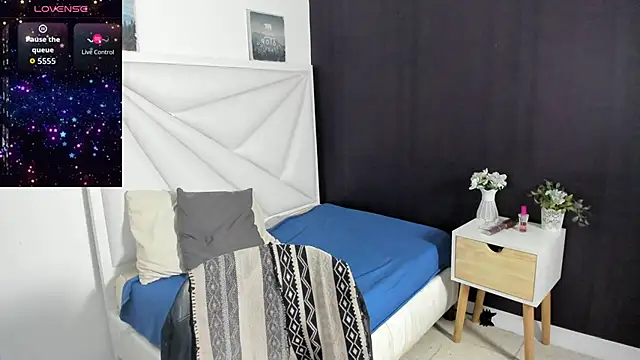 samanthaanderson  online show from October 1, 9:31 pm