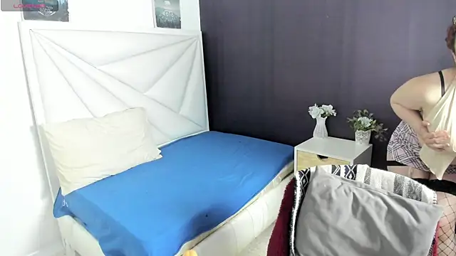 samanthaanderson  online show from September 30, 9:30 pm