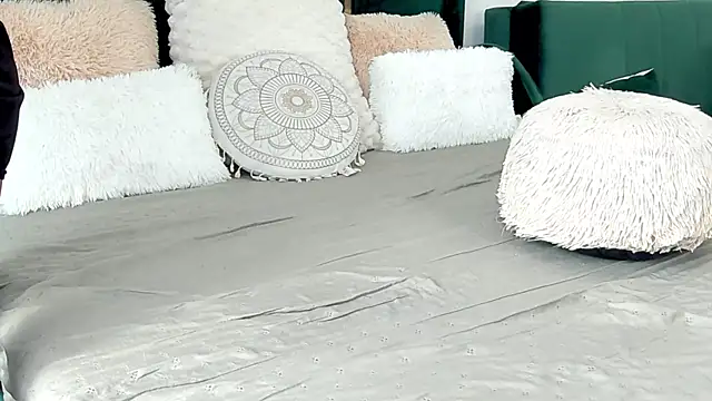 Snapshot of XeniaBlu chatting on September 25, 9:52 am XeniaBlu online show from September 25, 9:52 am