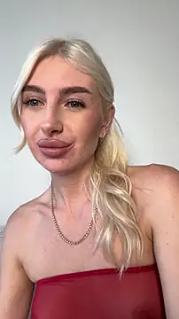 Snapshot of Mia_Roxie chatting on October 30, 4:15 am Mia Roxie online show from October 30, 4:15 am