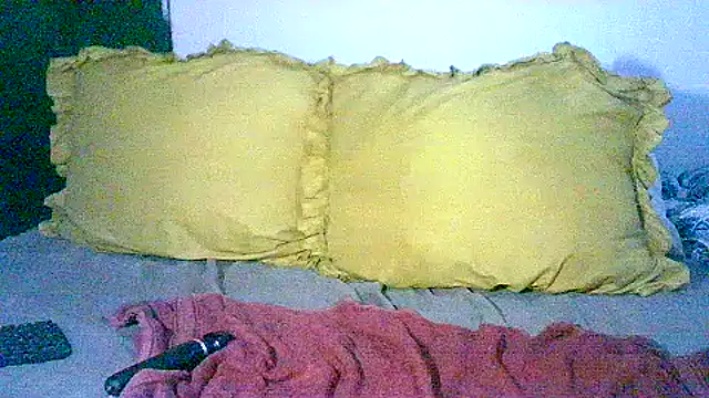 Snapshot of YELLOW_BONE chatting on October 10, 1:43 am YELLOW BONE online show from October 10, 1:43 am