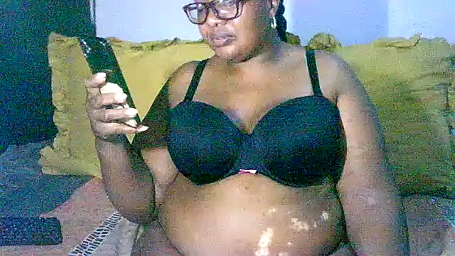 Snapshot of YELLOW_BONE chatting on October 5, 8:25 pm YELLOW BONE online show from October 5, 8:25 pm