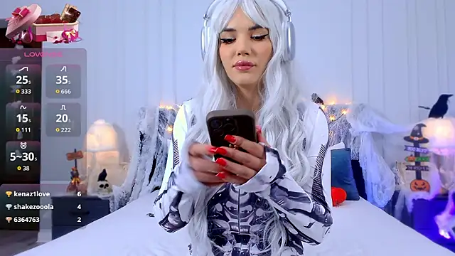 Snapshot of SophieAnn chatting on October 31, 4:00 pm SophieAnn online show from October 31, 4:00 pm