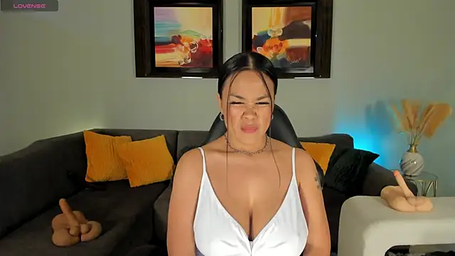 PuiYee online show from September 18, 9:46 pm