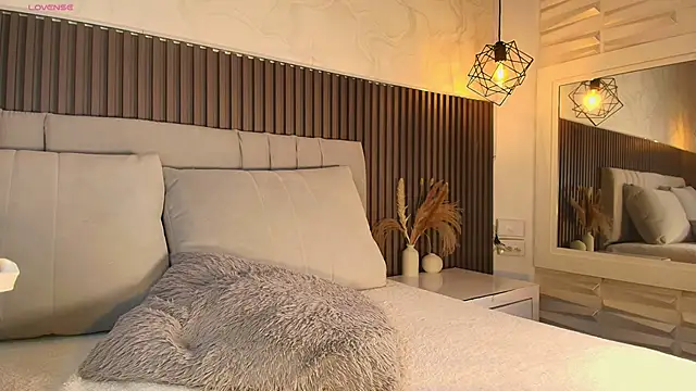 SHANONCLARK online show from January 15, 8:15 pm