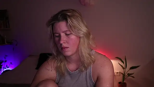 moonamii online show from October 20, 4:21 pm