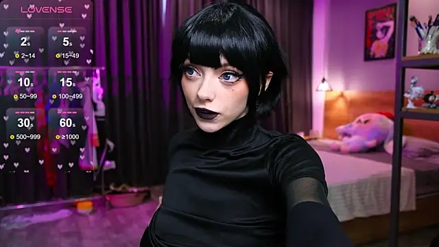 HolliWould  online show from January 17, 5:59 am