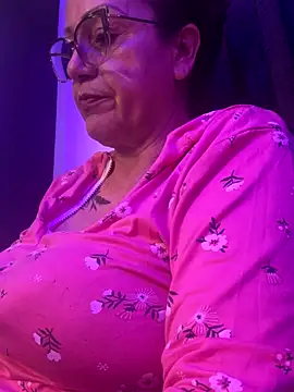 Snapshot of lonely_shewolf chatting on October 12, 7:27 pm lonely shewolf online show from October 12, 7:27 pm