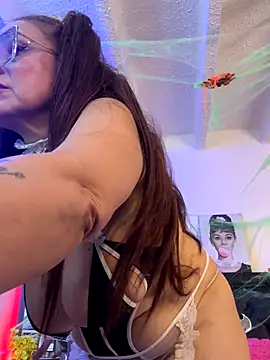 Snapshot of lonely_shewolf chatting on October 30, 8:43 pm lonely shewolf online show from October 30, 8:43 pm