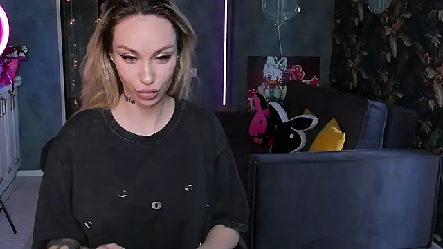 Snapshot of Blckmirrorr chatting on September 25, 6:45 am Blckmirrorr online show from September 25, 6:45 am